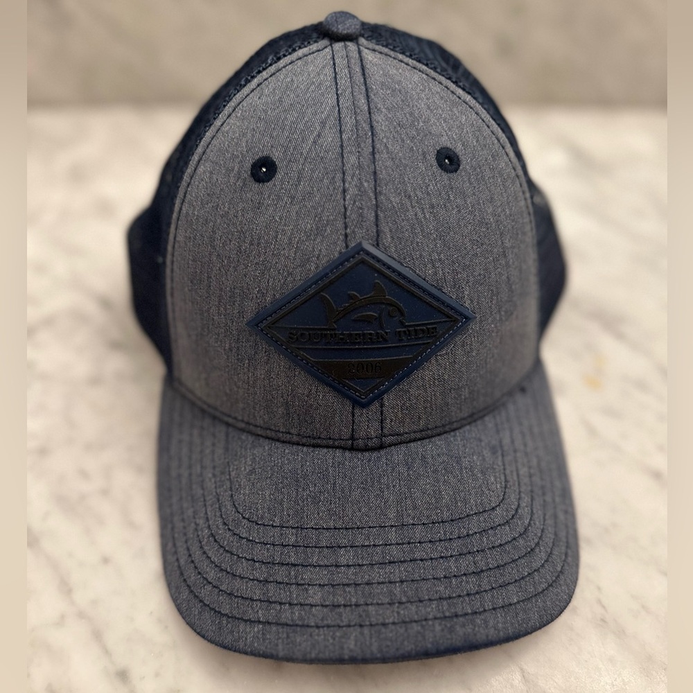 Mint condition Southern Tide snap back hat